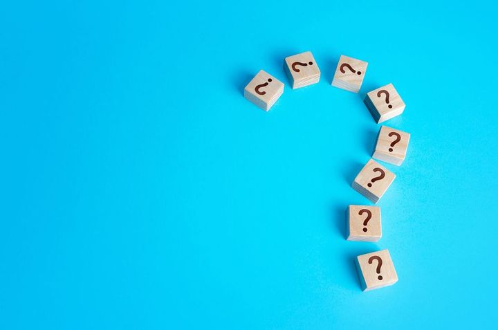 疑問符が描かれたブロックで作った大きな疑問符