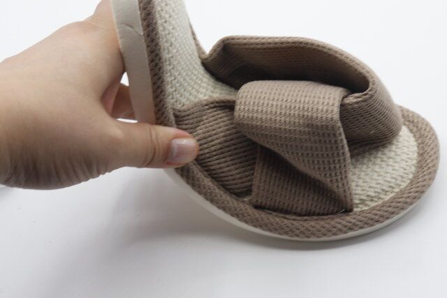ダイソーの外でも履けるスリッパ ワッフルクロスの底の屈曲性