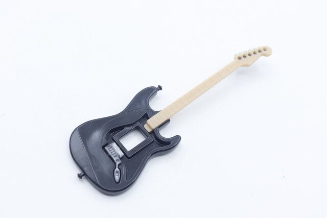 セリアのミニチュア エレキギター1を組み立てる様子
