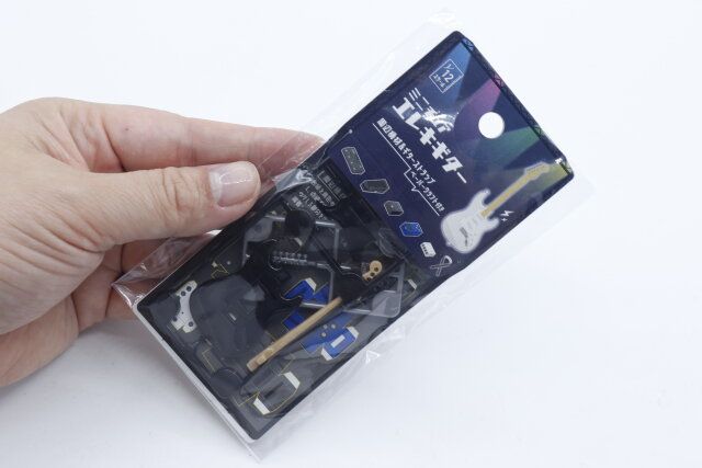 セリアのミニチュア エレキギター1のパッケージ