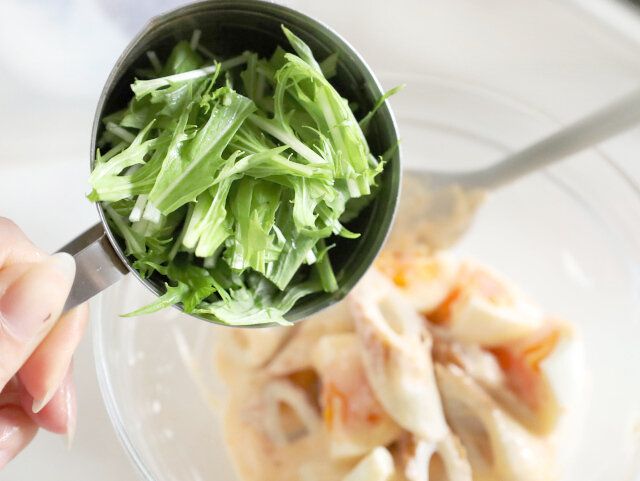 ちくわとゆで卵のスイチリマヨサラダ レシピ 水菜を切って加え和える
