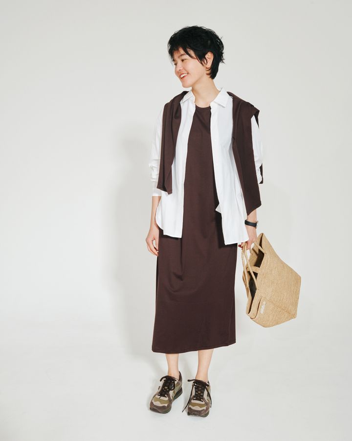 ワンピースにON！羽織りで着こなす白シャツスタイリング