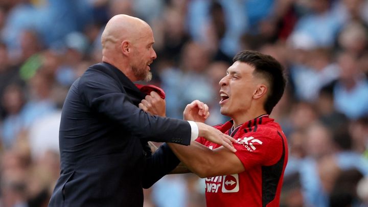 FAカップ優勝！ユナイテッドのテンハフ監督、愛弟子マルティネスからほぼ抱っこされる