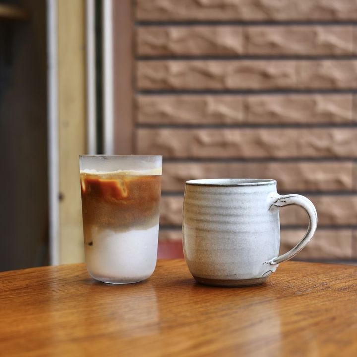 左：「カフェラテ」700円、右：「浅煎りのケニア」700円