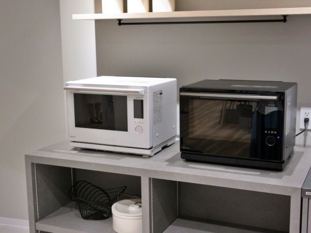 パナソニック「スチームオーブンレンジ ビストロNE-UBS10C」のブラックととオフホワイト