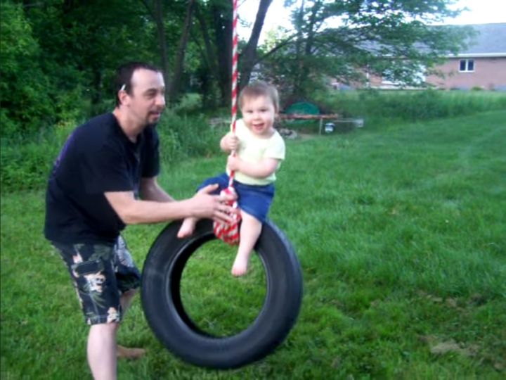 タイヤのブランコに乗る赤ちゃん