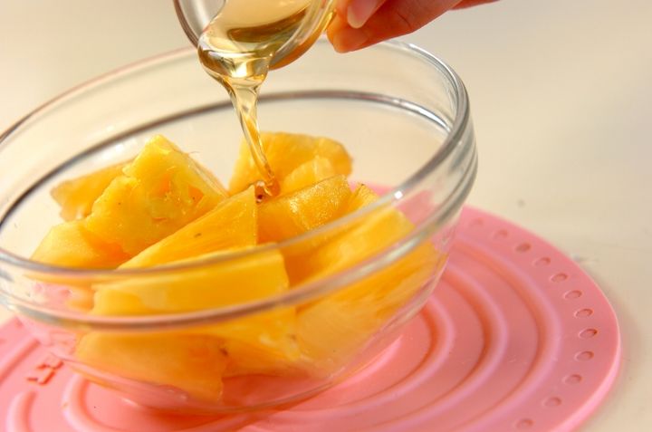 パイナップルのデザートの下準備1