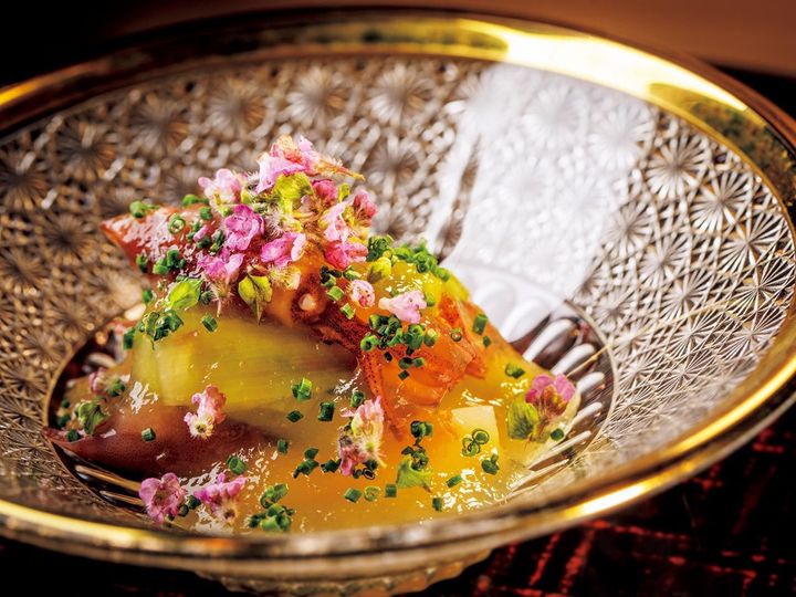 四ッ谷三丁目『四ツ谷 みね村』の山菜のうるいを梅肉で和え、土佐酢のジュレをかけてホタルイカと合わせた前菜