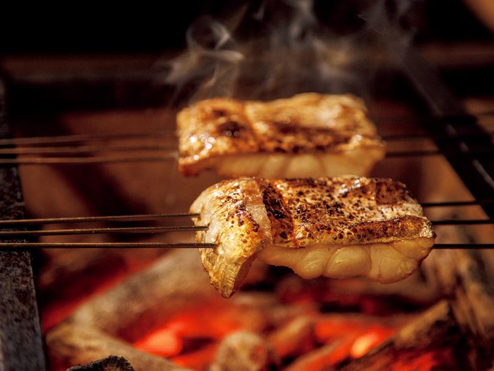 四ッ谷三丁目『四ツ谷 みね村』の太刀魚を炭火で焼いている様子