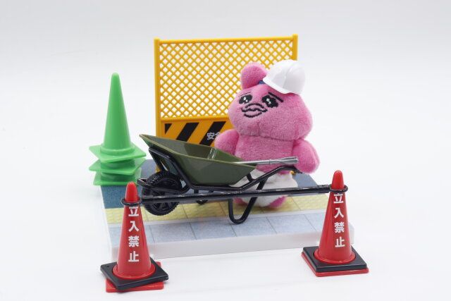 セリアのミニチュア 三角コーン＆バーでディスプレイした様子