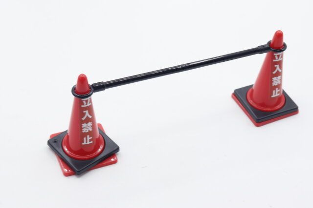 セリアのミニチュア 三角コーン＆バーを組み立てた様子