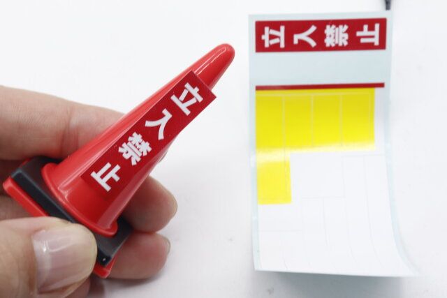 セリアのミニチュア 三角コーン＆バーに付属のシールを貼る様子