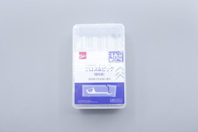 ダイソーのフロス＆ピック（個包装、30本）のパッケージ