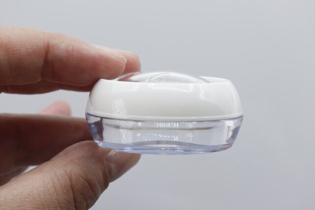 ダイソーのドーム状のマルチ透明詰替容器（15g）