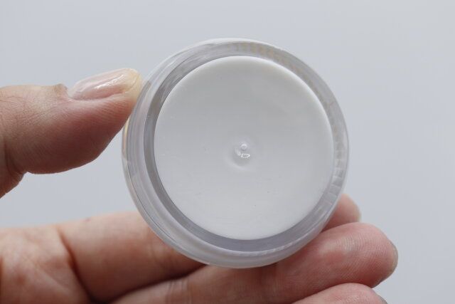 ダイソーのマルチ透明詰替容器（15g）の底