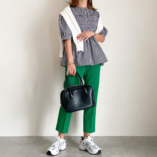アベイルギンガムチェックトップスとカラーパンツコーデ