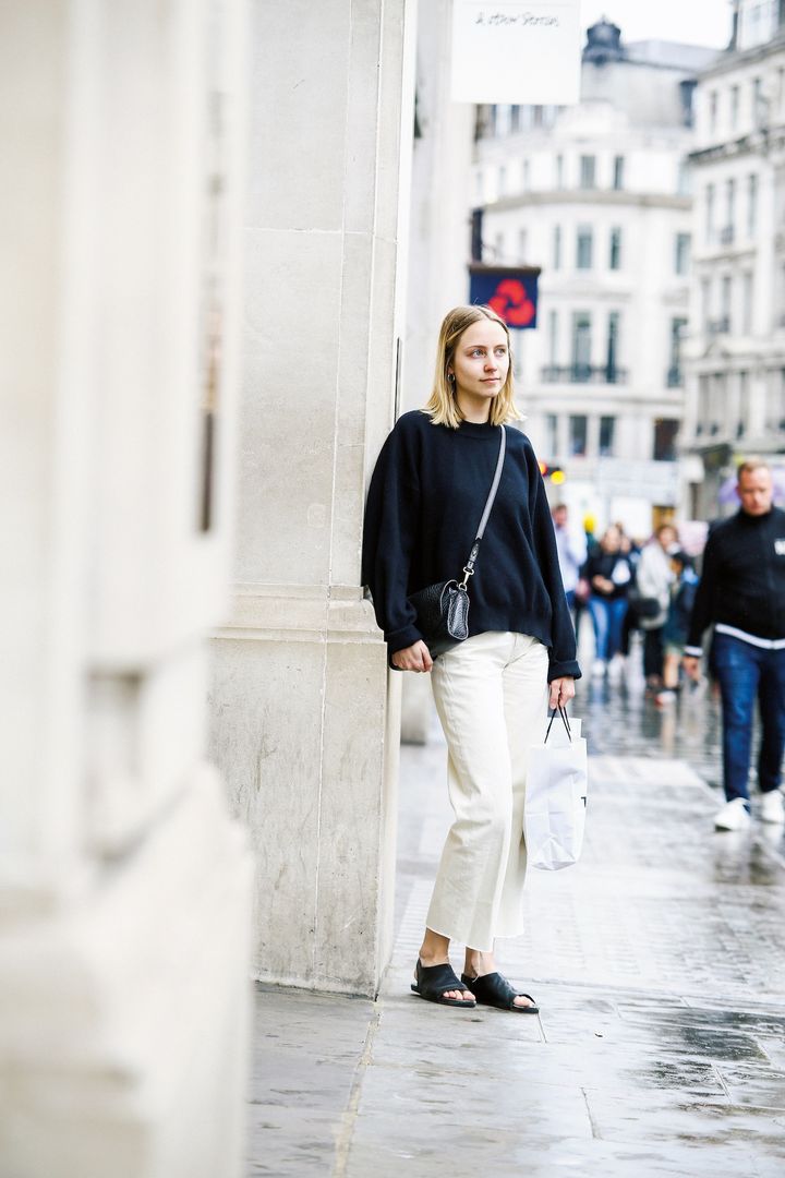 気温差の激しい春の終わりにちょうどいい、抜け感のあるモノトーンコーデ