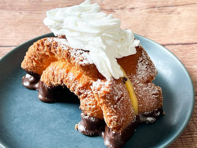 お皿に盛られた「ホイップ＆カスタードファッション」