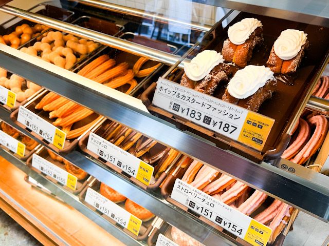 店頭の棚に並ぶドーナツ