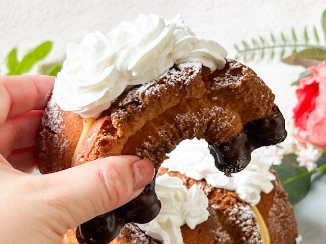 手に持った「ホイップ＆カスタードファッション」