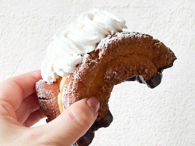 手に持った「ホイップ＆カスタードファッション」