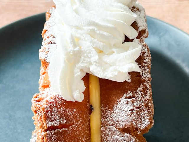 たっぷりのホイップクリームがトッピングされた「ホイップ＆カスタードファッション」