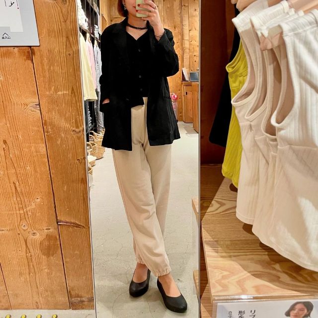 ヘンプ混ストレッチテーラードジャケットを着用したコーデ