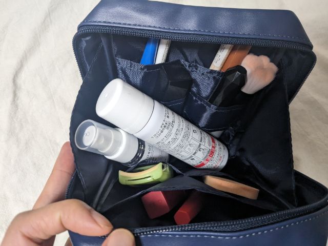 メイク道具を入れたところ