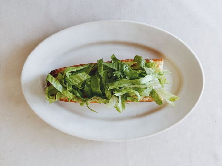 朝食やランチにも！グリーンピースとベーコンのタルティーヌの作り方【パン好きなsumire.のバゲットサンドのレシピ vol.18 〜レシピで旅するヨーロッパ〜】