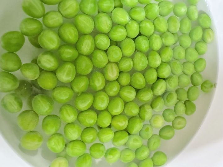 朝食やランチにも！グリーンピースとベーコンのタルティーヌの作り方【パン好きなsumire.のバゲットサンドのレシピ vol.18 〜レシピで旅するヨーロッパ〜】