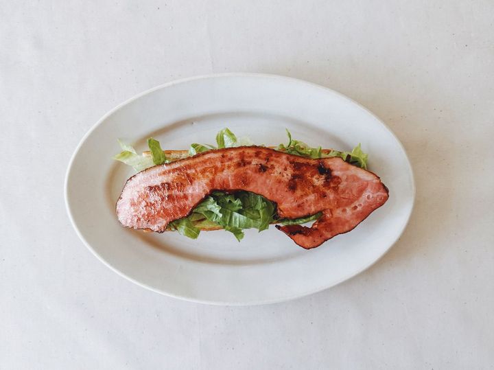 朝食やランチにも！グリーンピースとベーコンのタルティーヌの作り方【パン好きなsumire.のバゲットサンドのレシピ vol.18 〜レシピで旅するヨーロッパ〜】