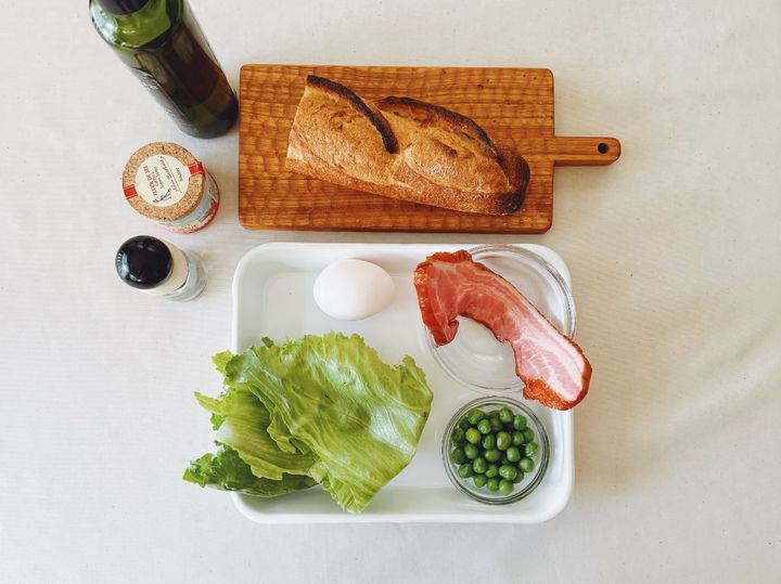 朝食やランチにも！グリーンピースとベーコンのタルティーヌの作り方【パン好きなsumire.のバゲットサンドのレシピ vol.18 〜レシピで旅するヨーロッパ〜】