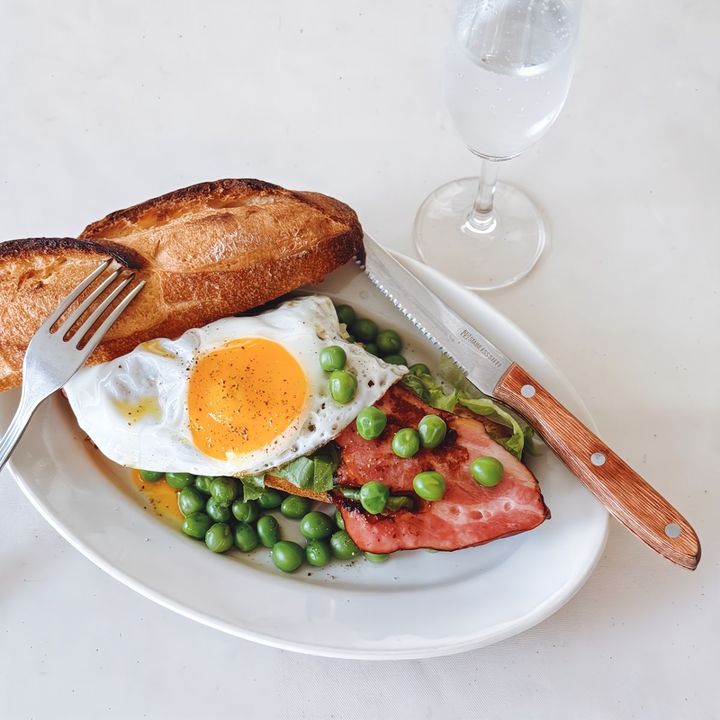 朝食やランチにも！グリーンピースとベーコンのタルティーヌの作り方【パン好きなsumire.のバゲットサンドのレシピ vol.18 〜レシピで旅するヨーロッパ〜】