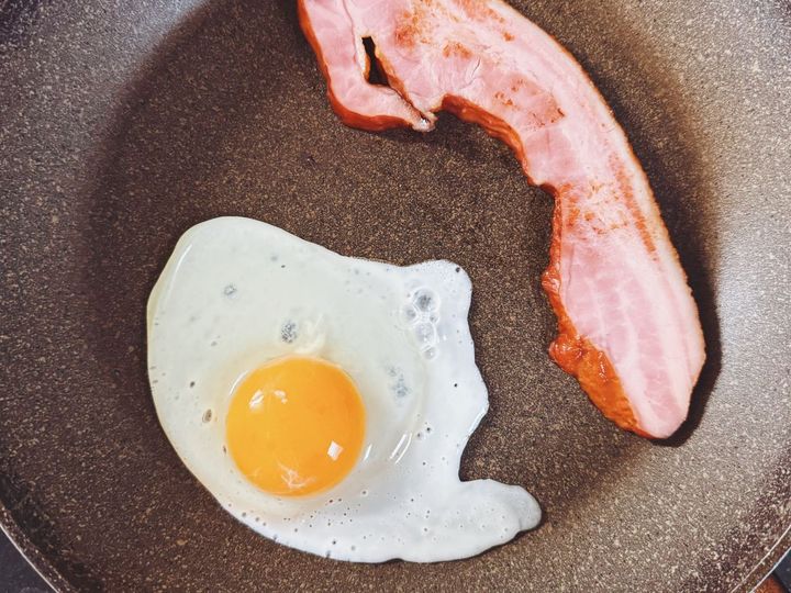 朝食やランチにも！グリーンピースとベーコンのタルティーヌの作り方【パン好きなsumire.のバゲットサンドのレシピ vol.18 〜レシピで旅するヨーロッパ〜】