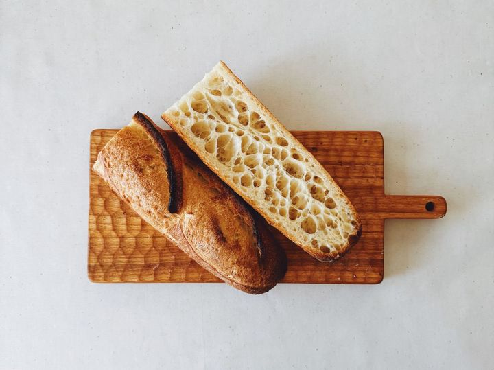 朝食やランチにも！グリーンピースとベーコンのタルティーヌの作り方【パン好きなsumire.のバゲットサンドのレシピ vol.18 〜レシピで旅するヨーロッパ〜】