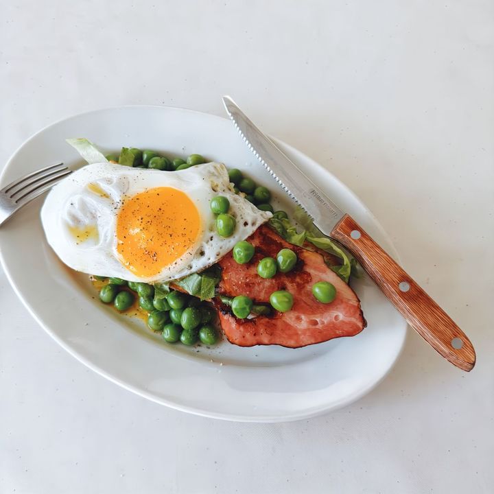 朝食やランチにも！グリーンピースとベーコンのタルティーヌの作り方【パン好きなsumire.のバゲットサンドのレシピ vol.18 〜レシピで旅するヨーロッパ〜】