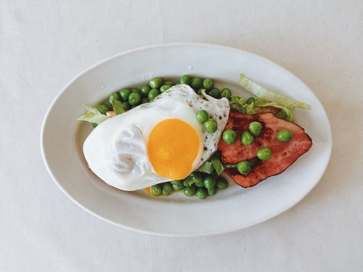 朝食やランチにも！グリーンピースとベーコンのタルティーヌの作り方【パン好きなsumire.のバゲットサンドのレシピ vol.18 〜レシピで旅するヨーロッパ〜】