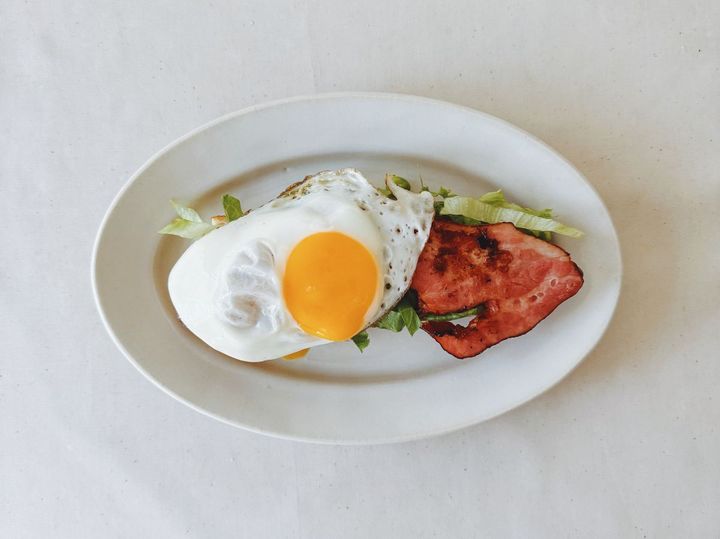 朝食やランチにも！グリーンピースとベーコンのタルティーヌの作り方【パン好きなsumire.のバゲットサンドのレシピ vol.18 〜レシピで旅するヨーロッパ〜】