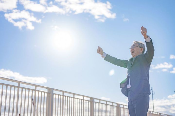 ガッツポーズで喜ぶシニア男性
