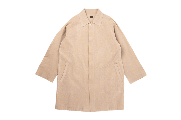 〈メイカム〉のニットコート