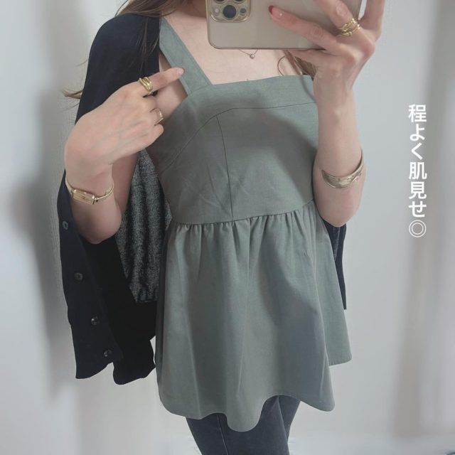 GU「リネンブレンドキャミソールコーデの女性2」