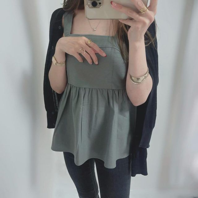 GU「リネンブレンドキャミソールコーデの女性3」