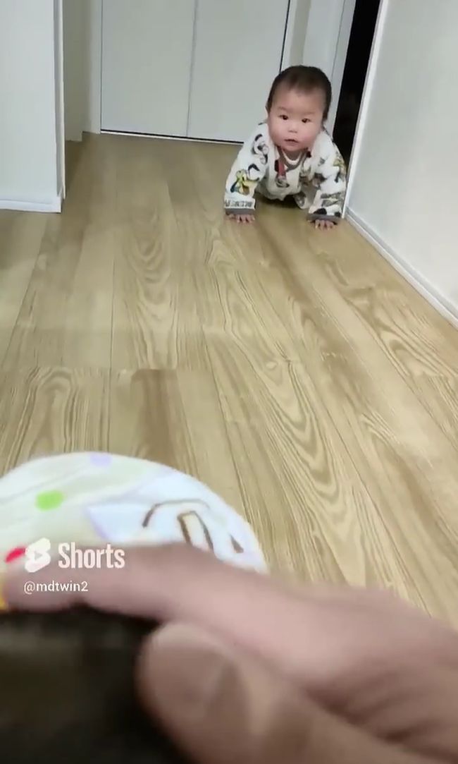 寝かしつけ完了！のはずなのに…何やら奇妙な音がする