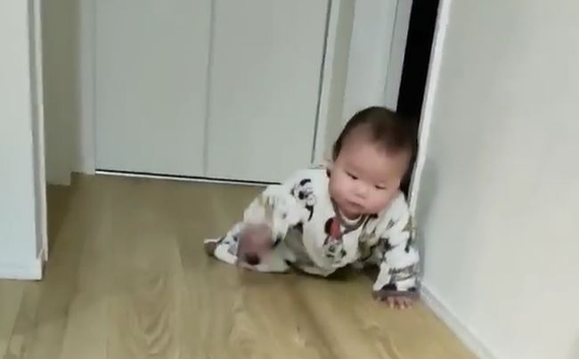 寝かしつけ完了！のはずなのに…何やら奇妙な音がする