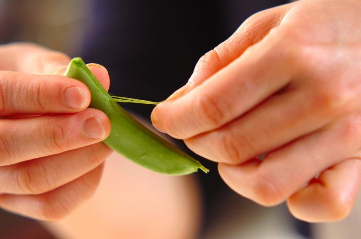 スナップエンドウと豚肉のオイスター炒めの下準備1