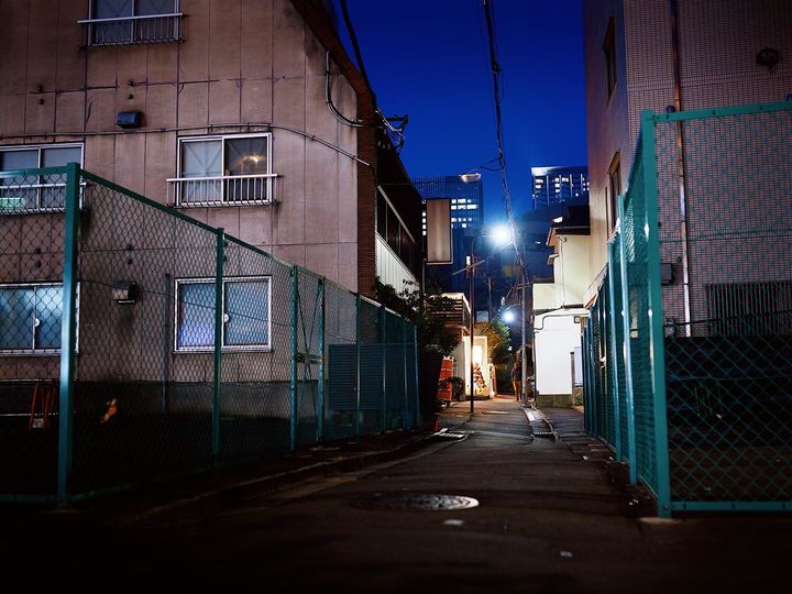 店へと通じる道は、大久保通り沿いからの細道