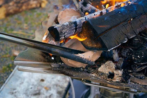 これなんだと思う？キャンプの焚き火を使った面白いギア作りとは？