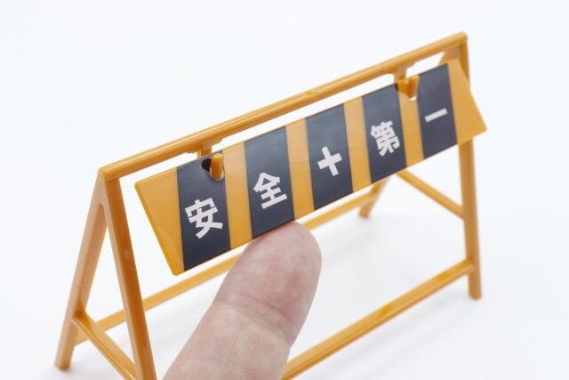 セリアのミニチュア A型バリケードの看板は揺れる