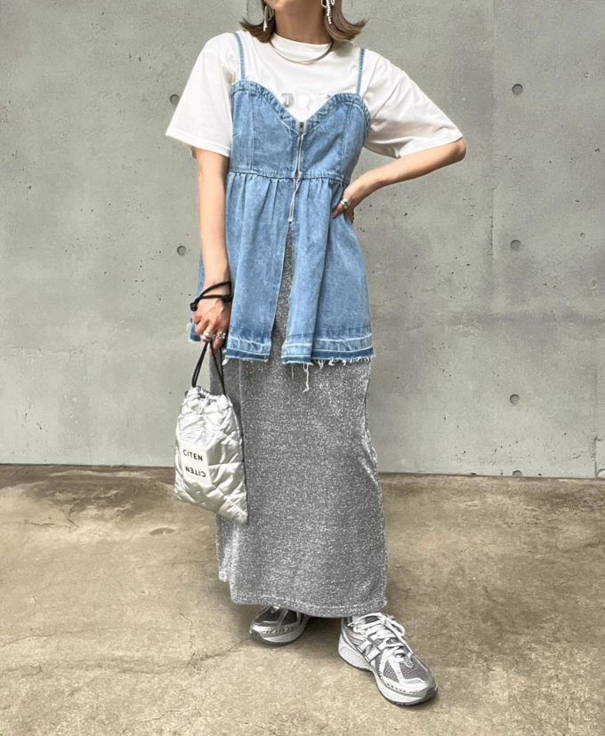 しまむらのホワイトの「箔ロゴTシャツ」×ラメスムースナロースカート