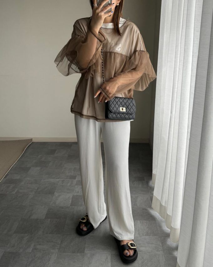 しまむらのホワイトの「箔ロゴTシャツ」×プリーツワイドパンツ